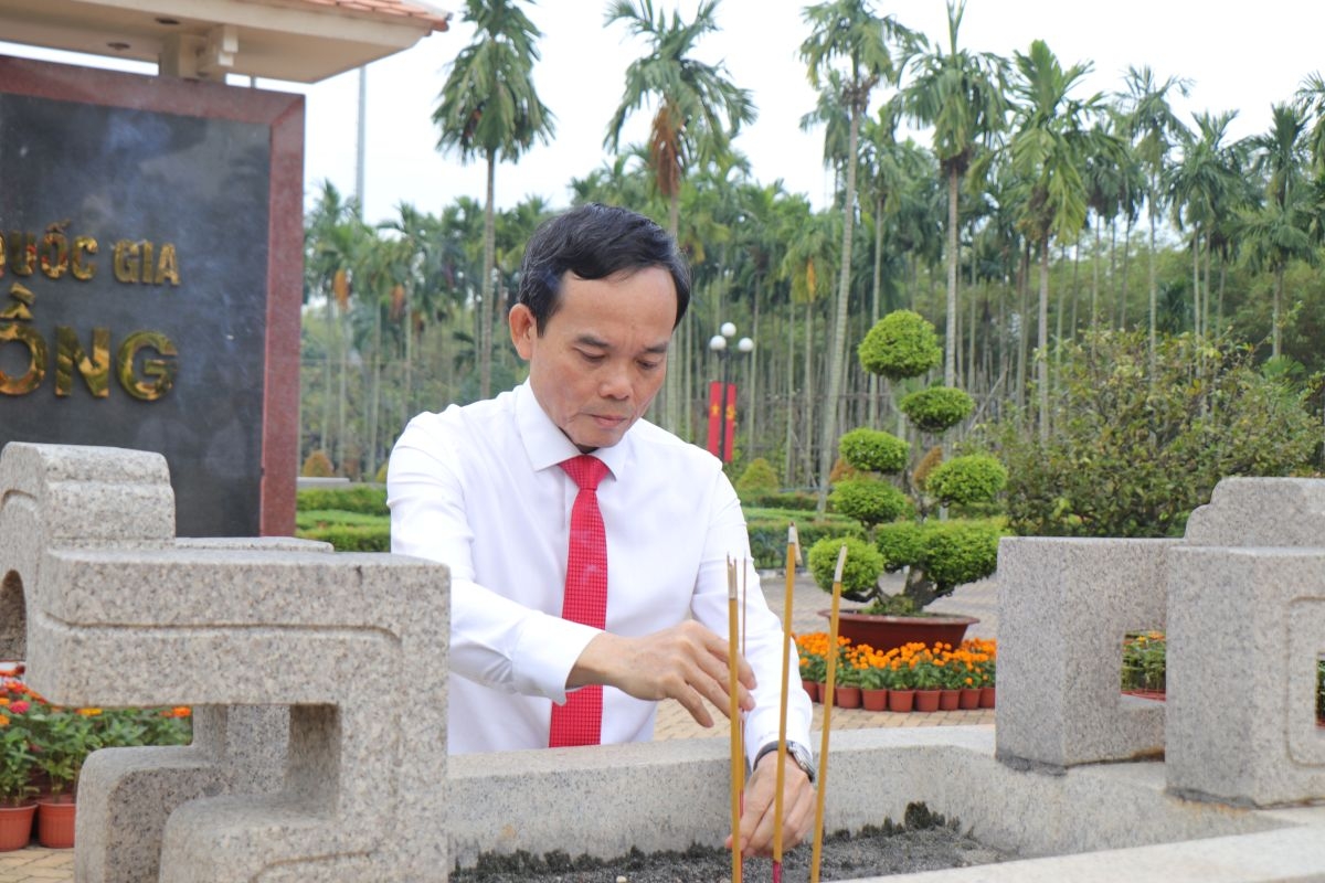 Bí thư Thành ủy TP.HCM Trần Lưu Quang dâng hương tại khu di tích lịch sử quốc gia Ngã Ba Giồng (xã Bà Điểm)