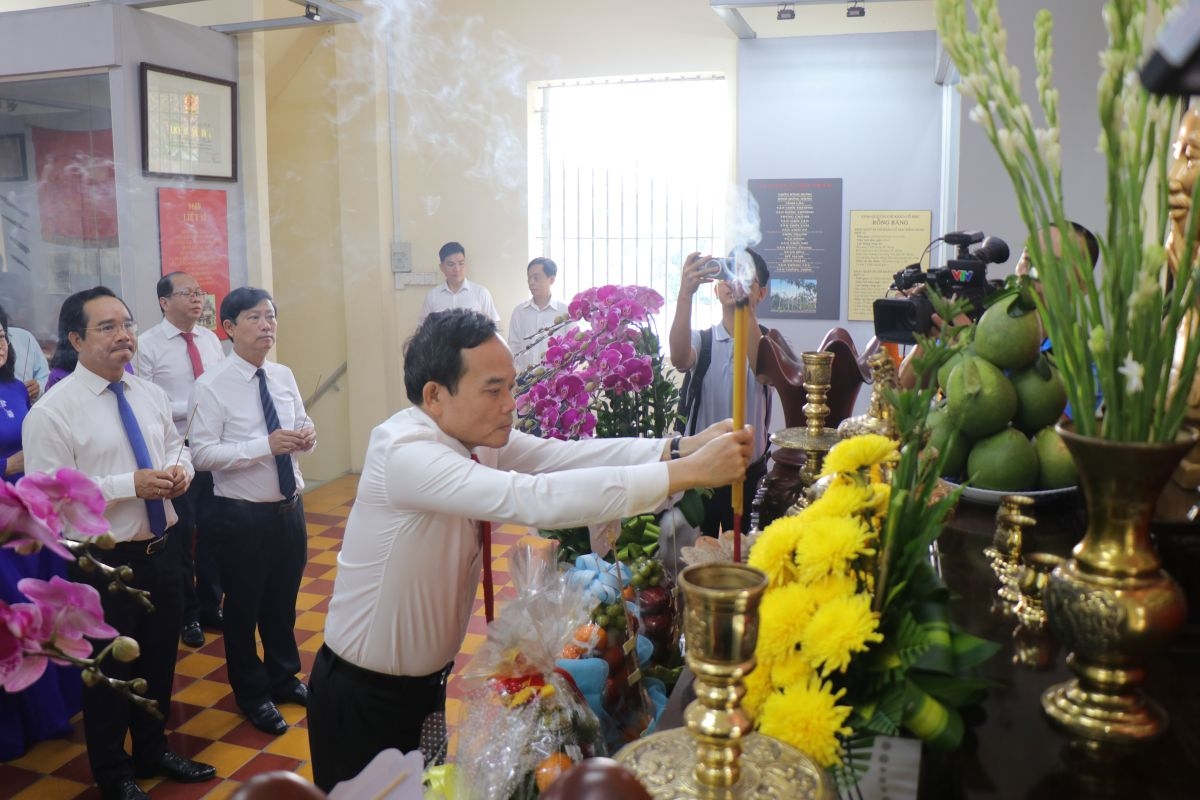 Bí thư Thành ủy TP.HCM Trần Lưu Quang và lãnh đạo thành phố dâng hương bàn thờ Bác Hồ tại Dinh quận Hóc Môn