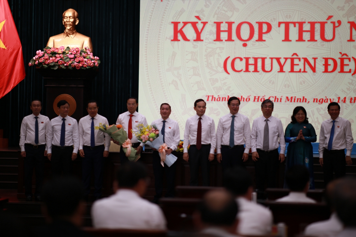 Các đại biểu chúc mừng ông Nguyễn Văn Thọ và Phạm Thành Kiên nhận nhiệm vụ mới (ảnh: Hà Khánh)