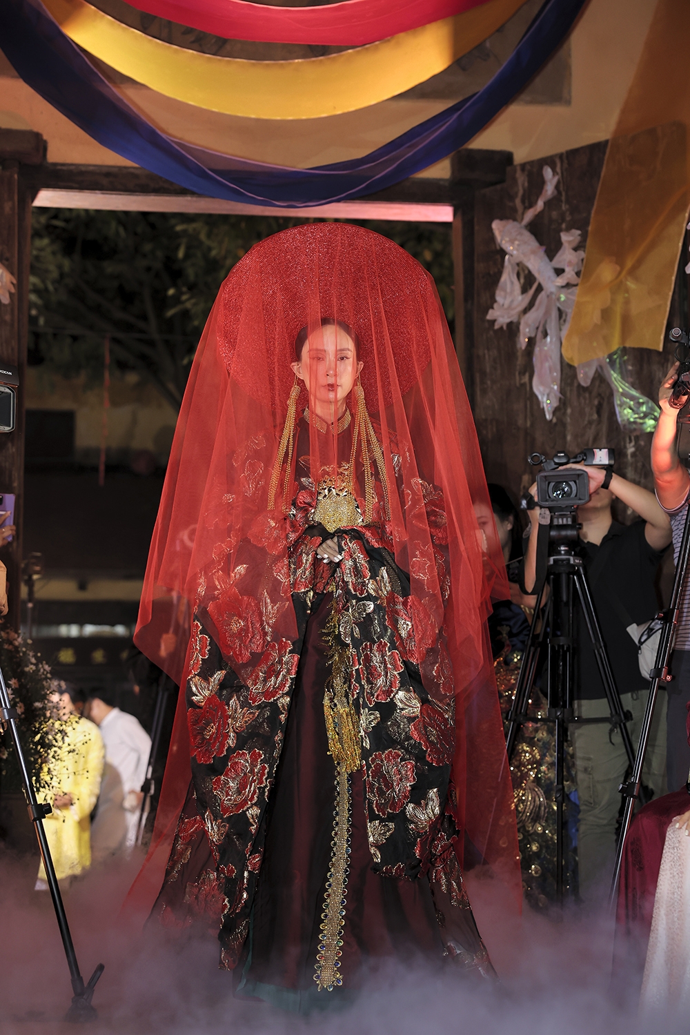 Bộ sưu tập gồm 50 mẫu áo dài được trình diễn bởi 45 người mẫu tên tuổi của Hà Nội qua nhiều thời kỳ, trong đó có sự góp mặt của các hoa hậu và người đẹp nổi tiếng.