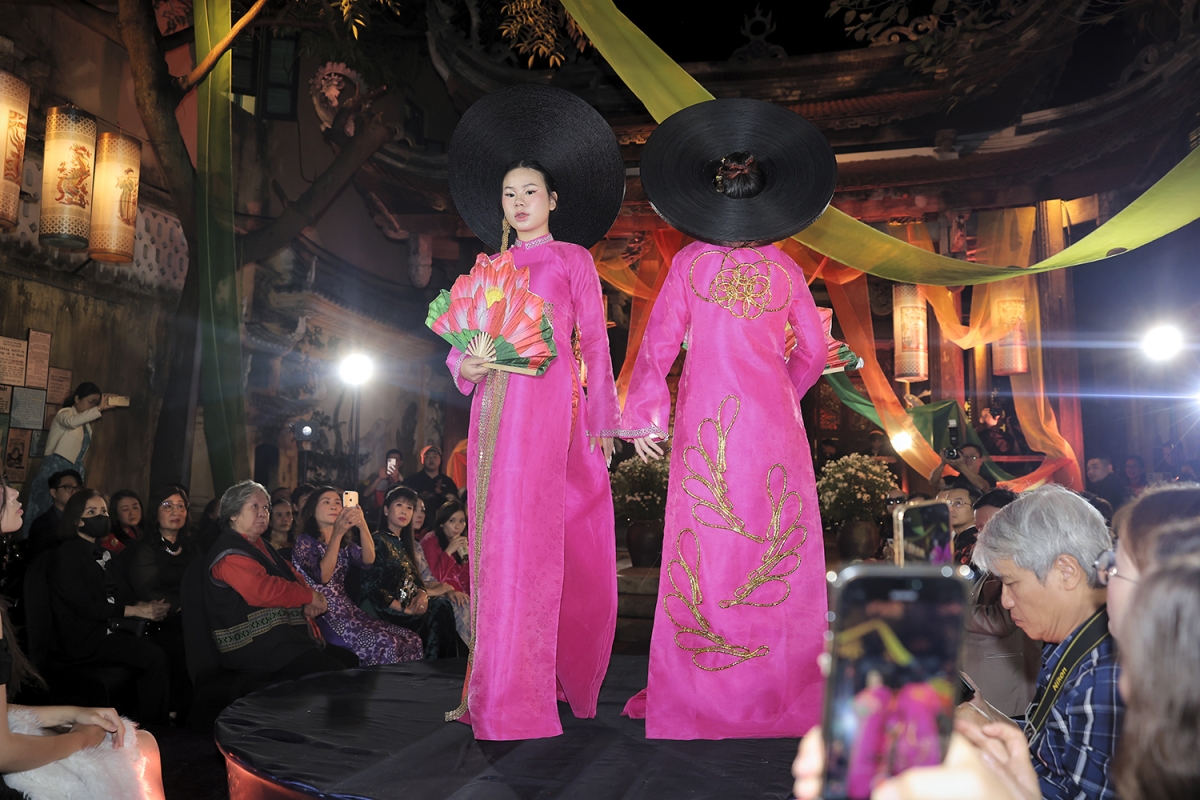 Bộ sưu tập đưa khán giả trở về với chiều sâu văn hóa Việt. Các mẫu áo dài được tạo tác từ những chất liệu đặc trưng của Á Đông, trên đó là hoa văn thêu tay cầu kỳ, sắc màu dân gian giàu bản sắc, kết hợp với kỹ thuật cắt may táo bạo nhưng vẫn giữ được tinh thần Việt.