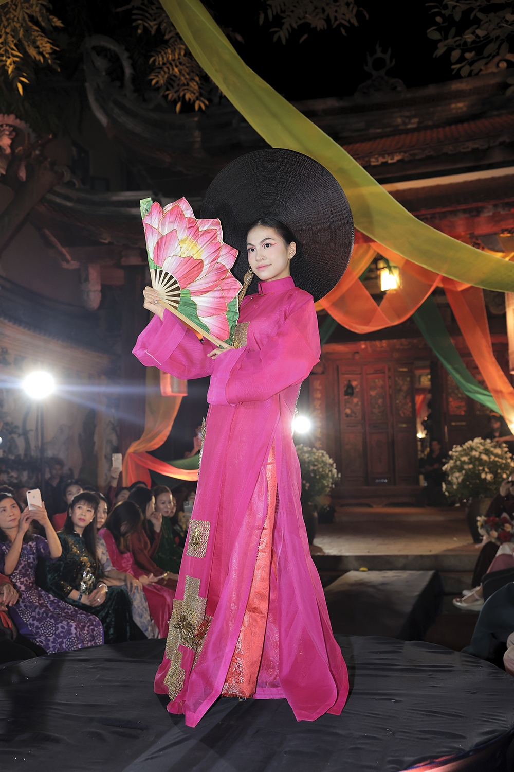 Trong hơn ba thập kỷ gắn bó với nghề, David Minh Đức không chỉ thiết kế áo dài mà còn dành nhiều tâm huyết nghiên cứu lịch sử trang phục Việt, phục dựng nhiều dạng Việt phục cổ, góp phần mang hình ảnh áo dài Việt Nam lan tỏa ra thế giới.