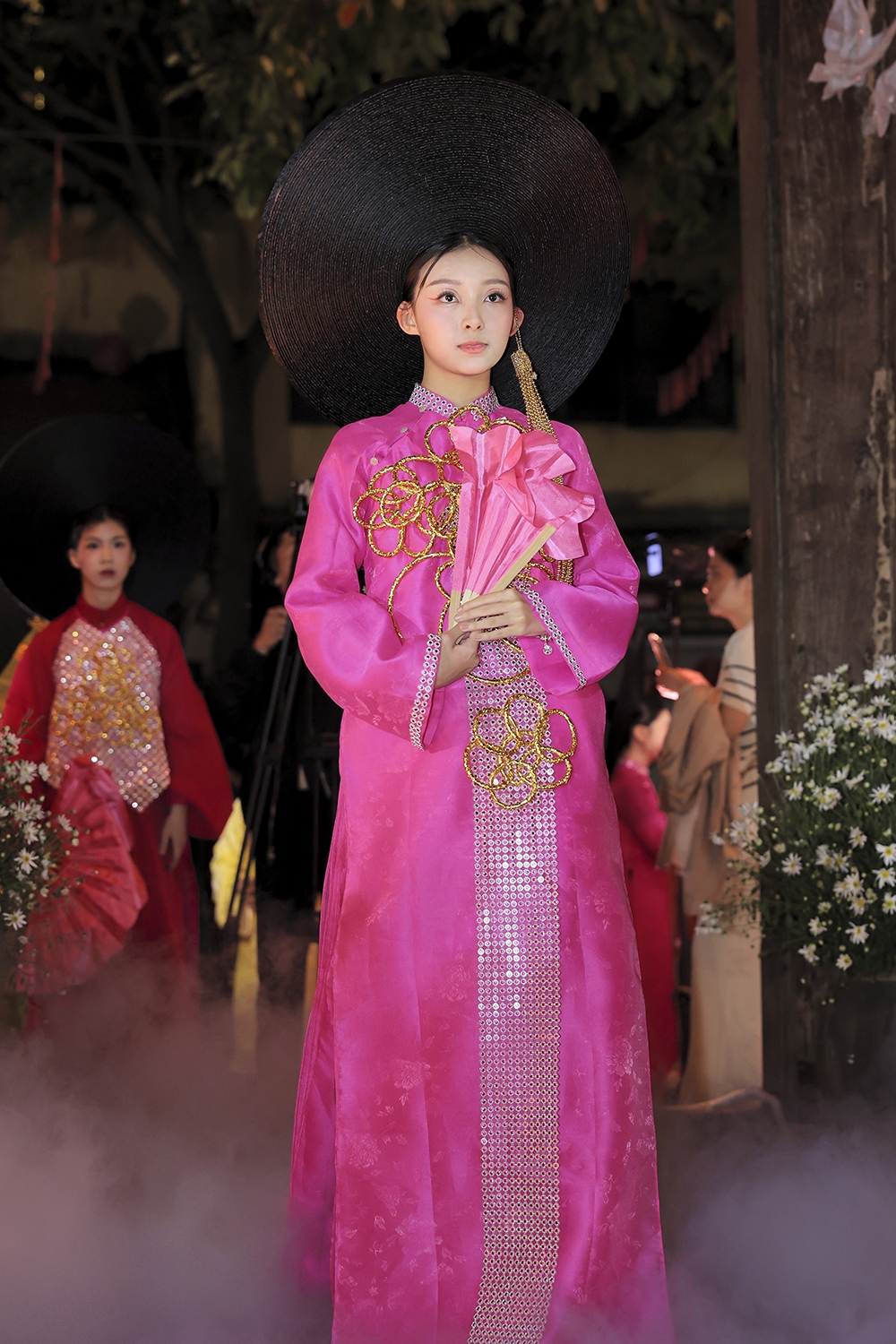 Mỗi tà áo là một lát cắt của lịch sử, là cách NTK tái dựng lại hơi thở truyền thống theo tinh thần đương đại.