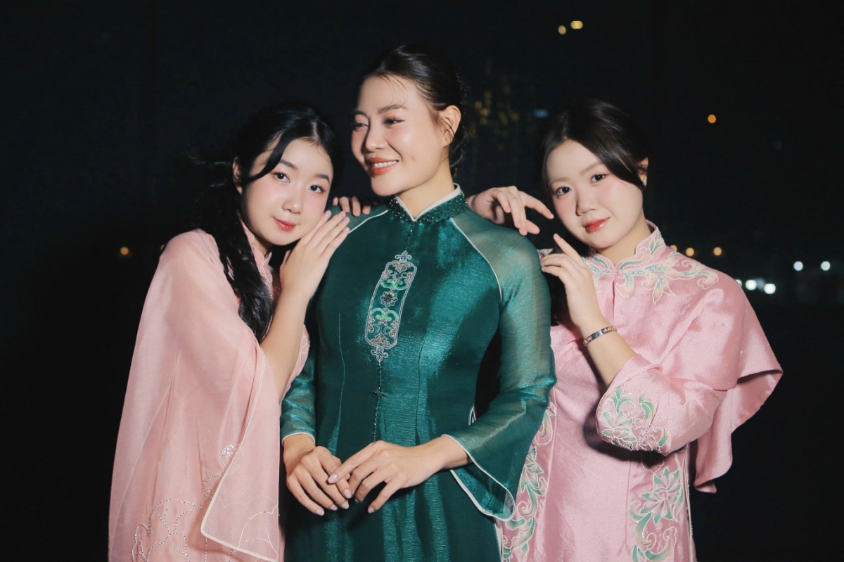 Diễn viên Thanh Hương khoe hai con gái cao gần bằng mẹ khi diễn show áo dài cho hoa hậu Ngọc Hân. Đây cũng là lần đầu tiên hai bé diễn thời trang cùng mẹ.