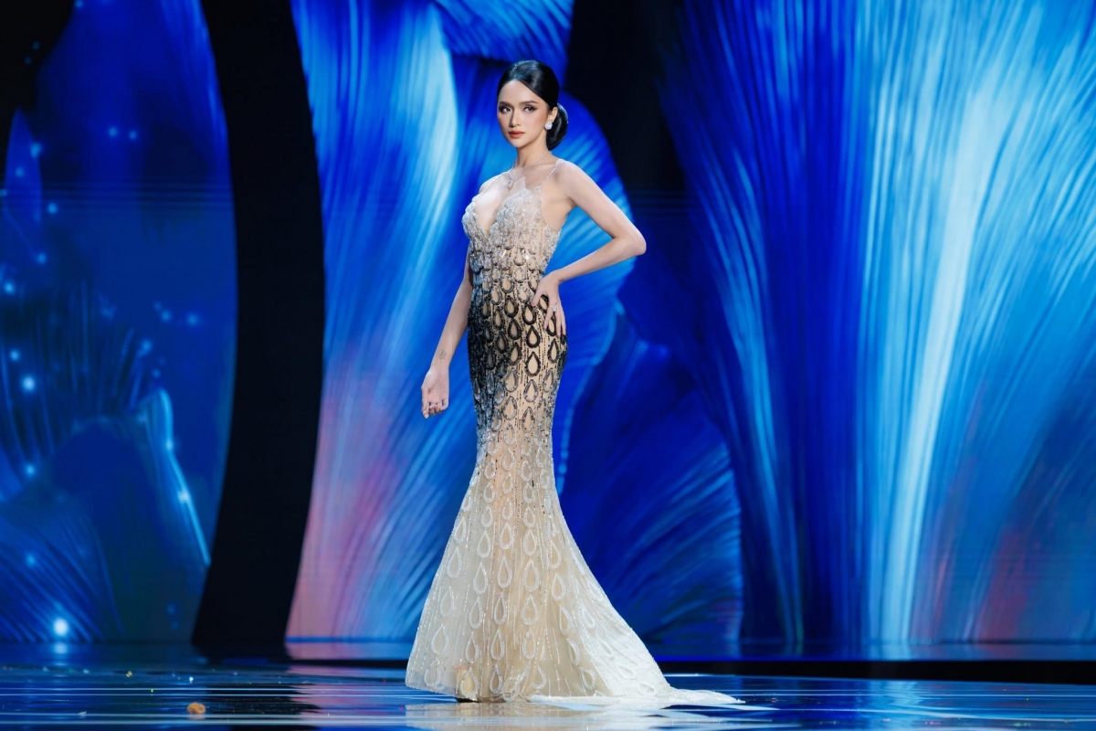 Hương Giang trong phần thi dạ hội tại bán kết Miss Universe 2025