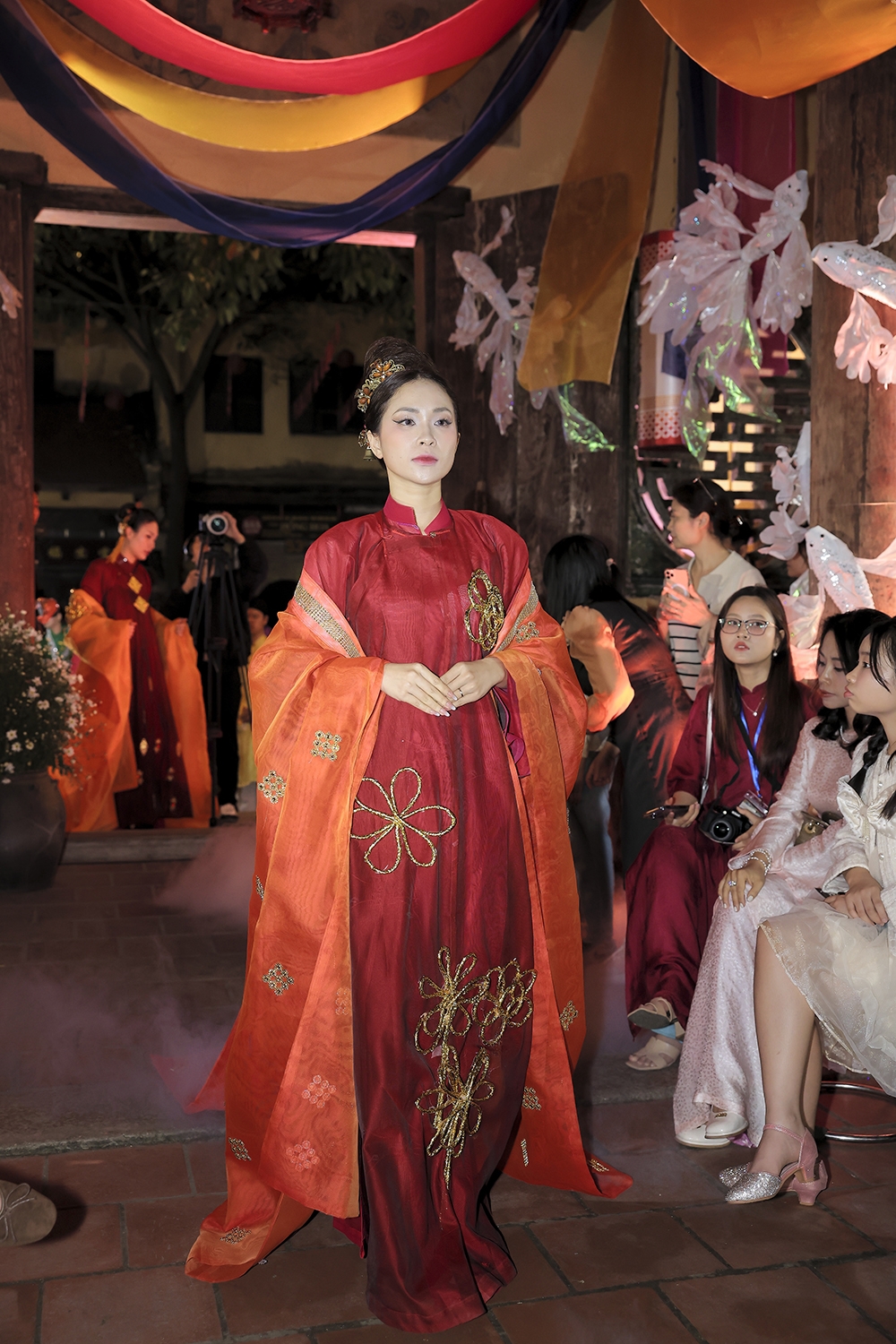 Bên cạnh hoạt động thời trang, chuỗi chương trình di sản tại phố cổ còn mang đến loạt trải nghiệm văn hóa hấp dẫn: trưng bày chuyên đề về danh y Hải Thượng Lãn Ông và thuốc Nam tại Di tích số 40 Lãn Ông; chương trình âm nhạc di sản Chuyện Nhạc Phố Cổ của Đông Kinh Cổ Nhạc tại Đình Kim Ngân; workshop in mộc bản Thanh Liễu và làm sản phẩm thủ công từ lụa, gỗ, giấy dó.