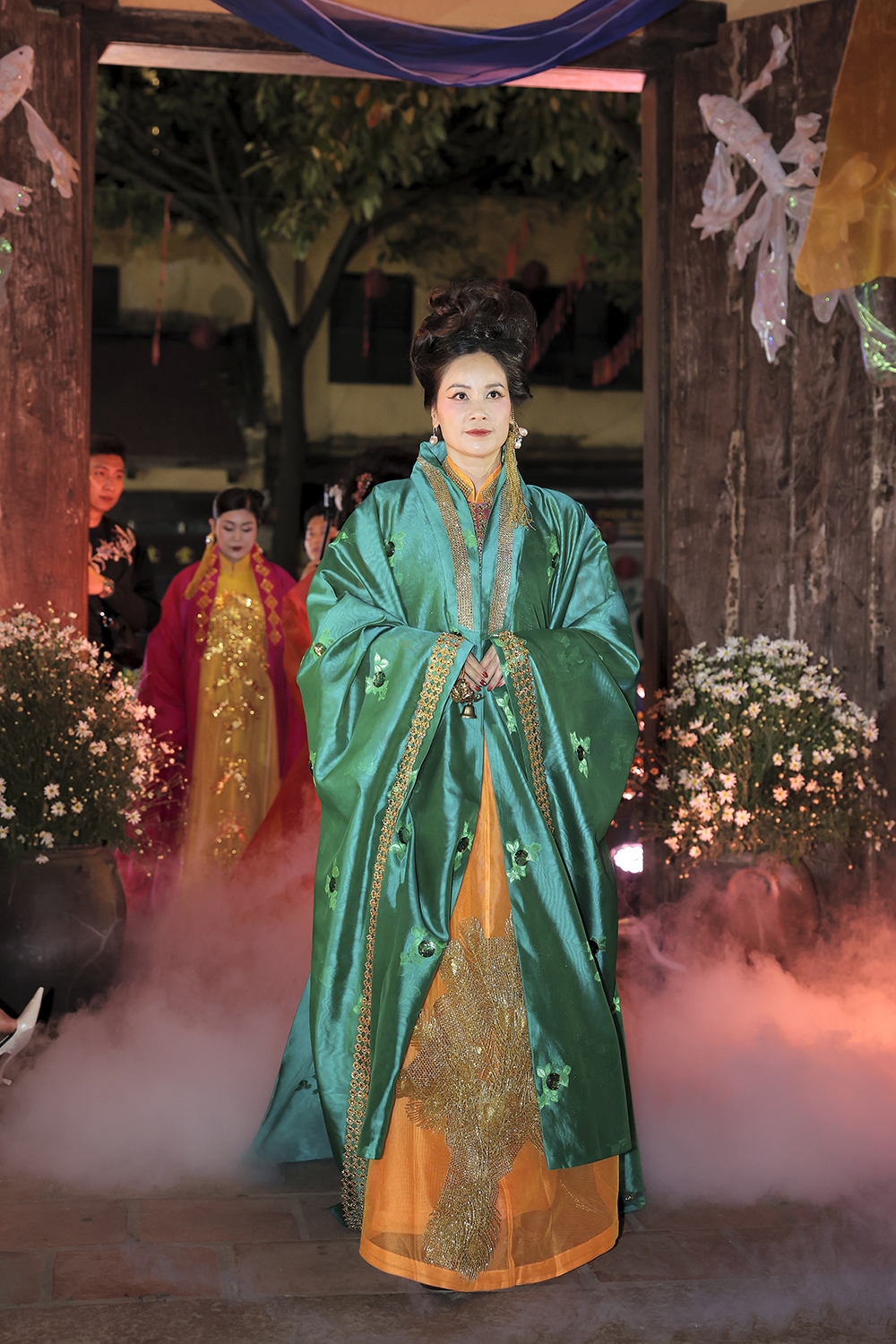 Đảm nhận vai trò người mẫu trong chương trình, Hoa hậu Hữu Nghị Việt – Trung 1999 Băng Giang cũng không giấu được cảm xúc khi khoác lên mình những thiết kế mang đậm màu sắc di sản: