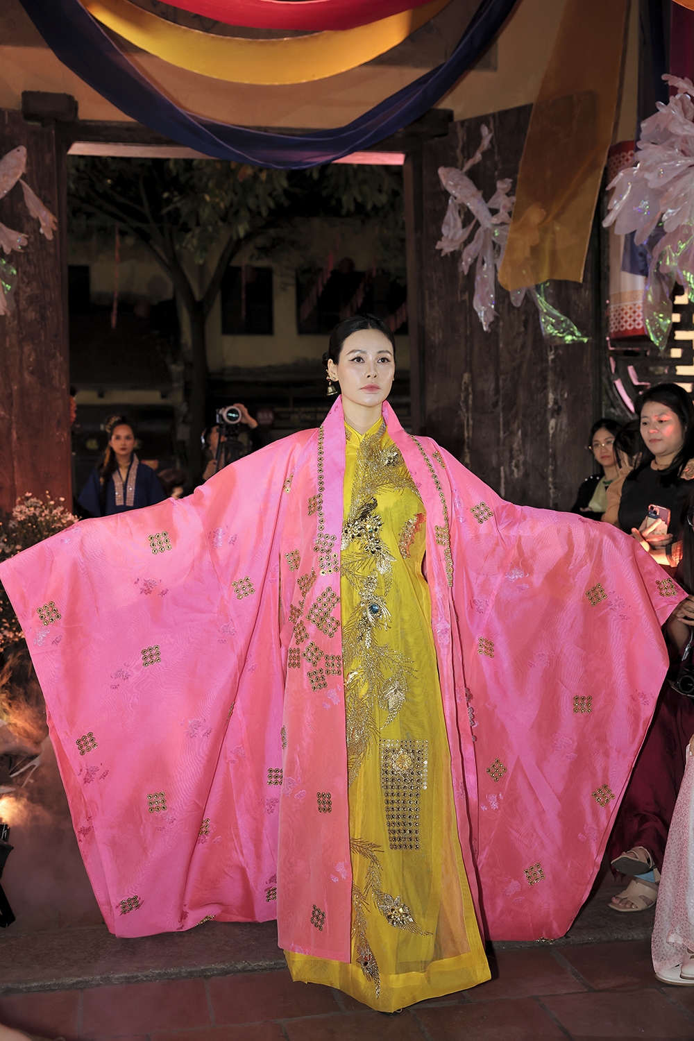 "Áo dài là trang phục kết tinh sự mềm mại, thanh lịch và tinh tế của dân tộc. Không chỉ là một bộ quần áo, áo dài còn mang trong mình chiều sâu lịch sử, nghệ thuật và tâm hồn người Việt qua từng đường kim, nếp vải”, cô chia sẻ.