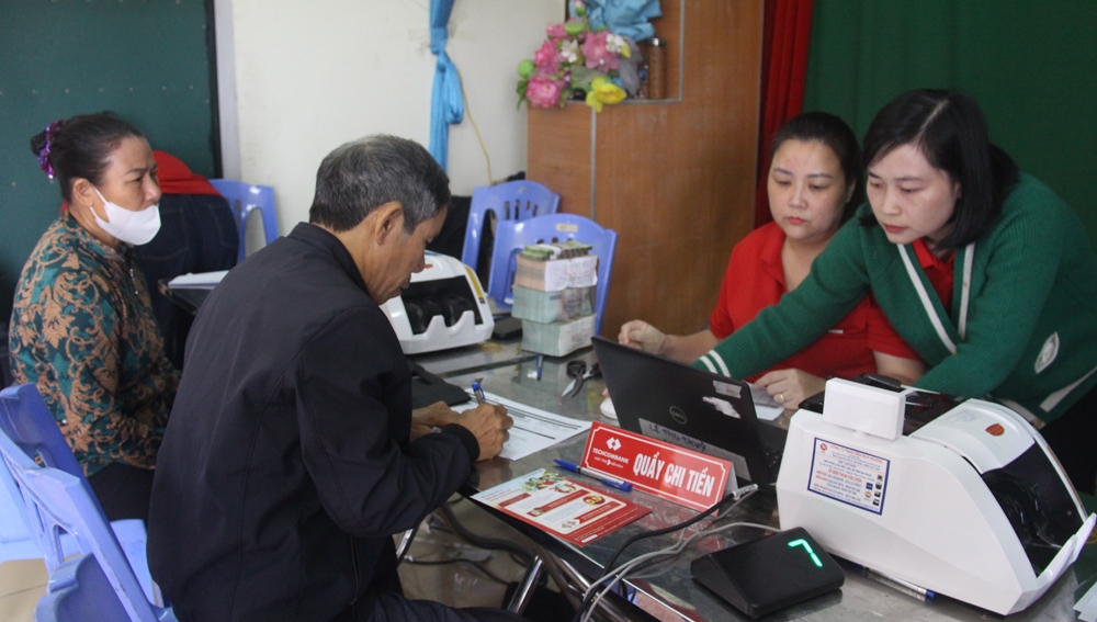 Người dân thôn Phương Mới nhận tiền tạm ứng giải phóng mặt bằng