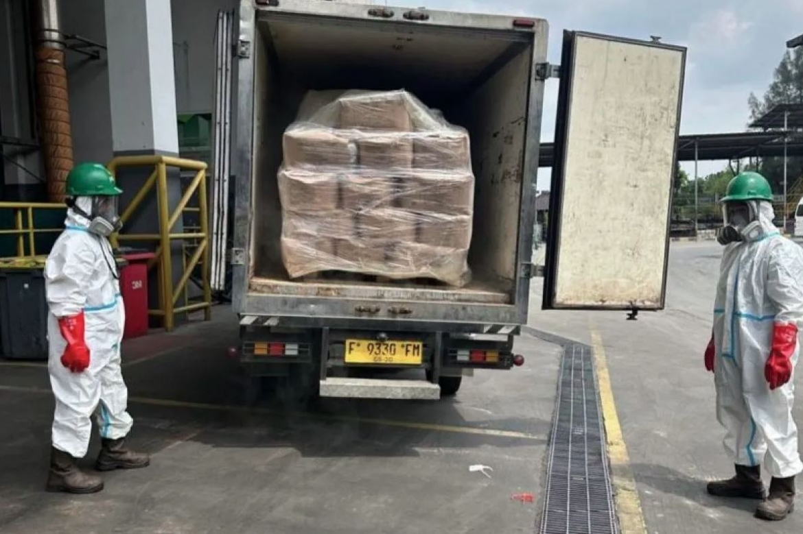 Các thùng chứa tôm bị nhiễm chất phóng xạ Cesium-137 đã được tiêu hủy. Ảnh: Antara