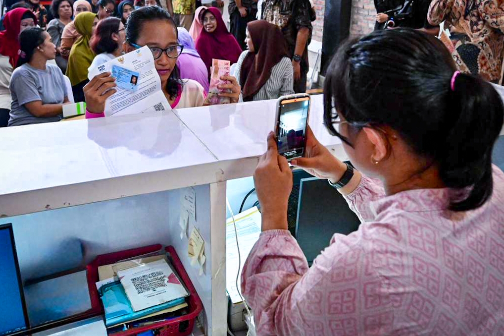 Người dân Indonesia nhận trợ cấp tiền mặt. Ảnh minh họa