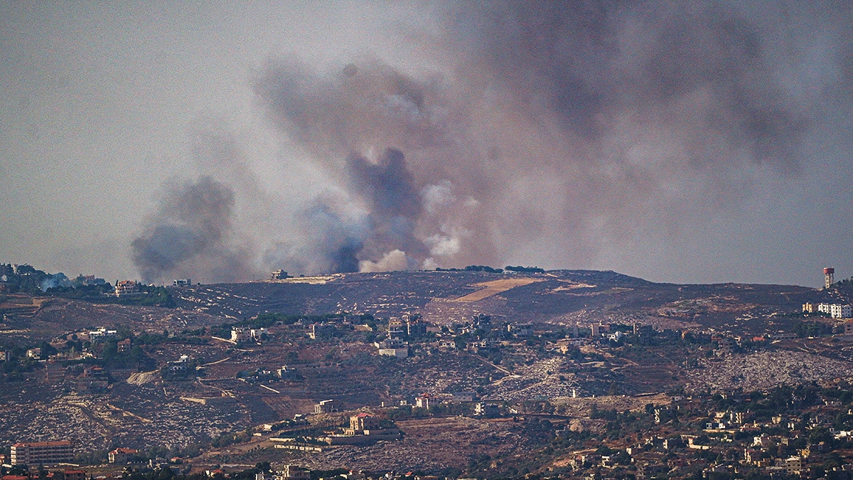 Khói bốc lên ở phía nam Lebanon gần biên giới với Israel nhìn từ phía Israel, ngày 2/11. (Ảnh: Reuters)