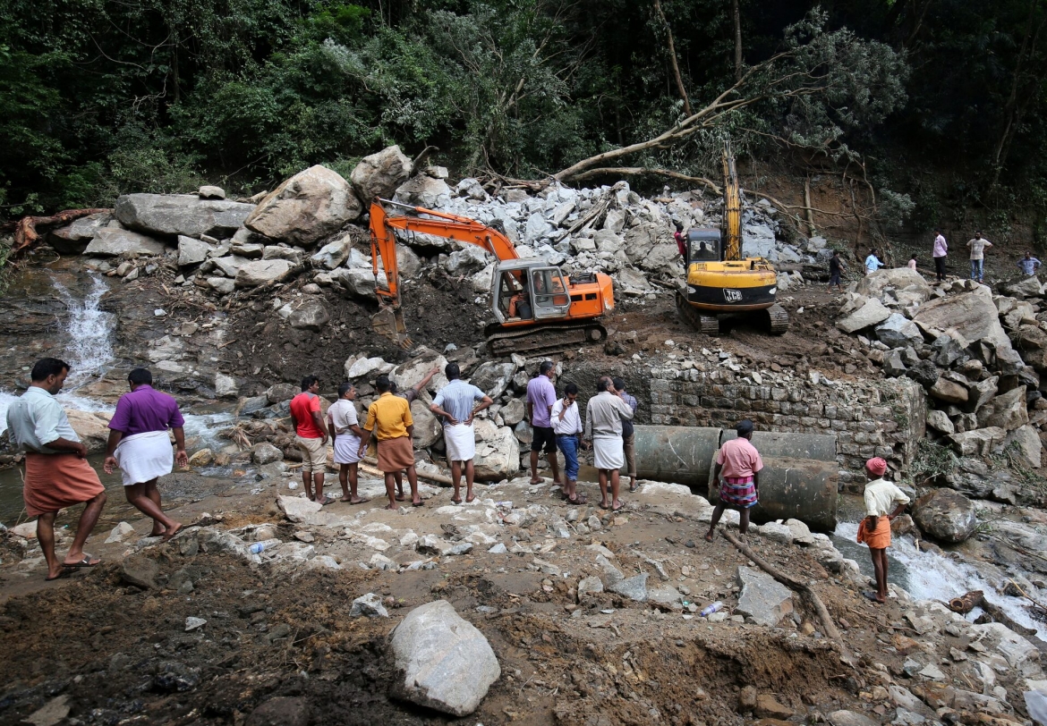 Người dân Kerala dọn dẹp đống đổ nát sau trận lũ lịch sử năm 2018. Ảnh: Reuters