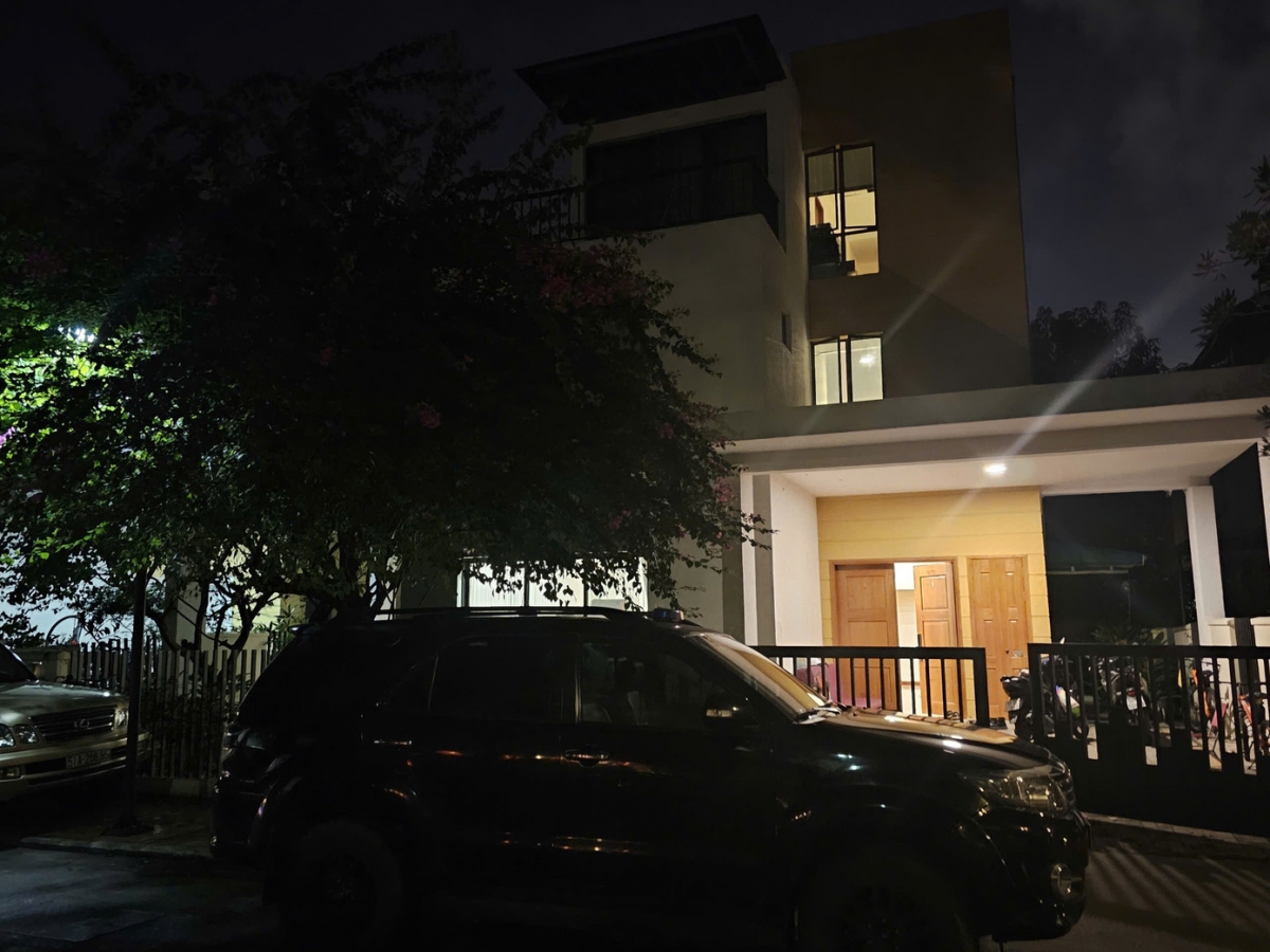 Bên ngoài ngôi nhà của Trương Ngọc Ánh