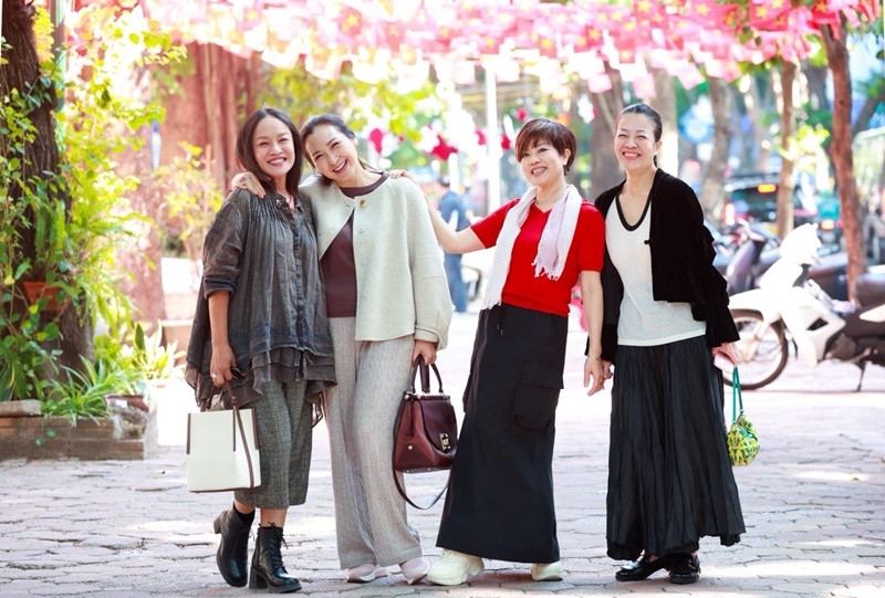 Diễn viên Khánh Huyền hài hước chia sẻ hình ảnh cùng các đồng nghiệp cũ Tú Oanh, Ngọc Huyền.