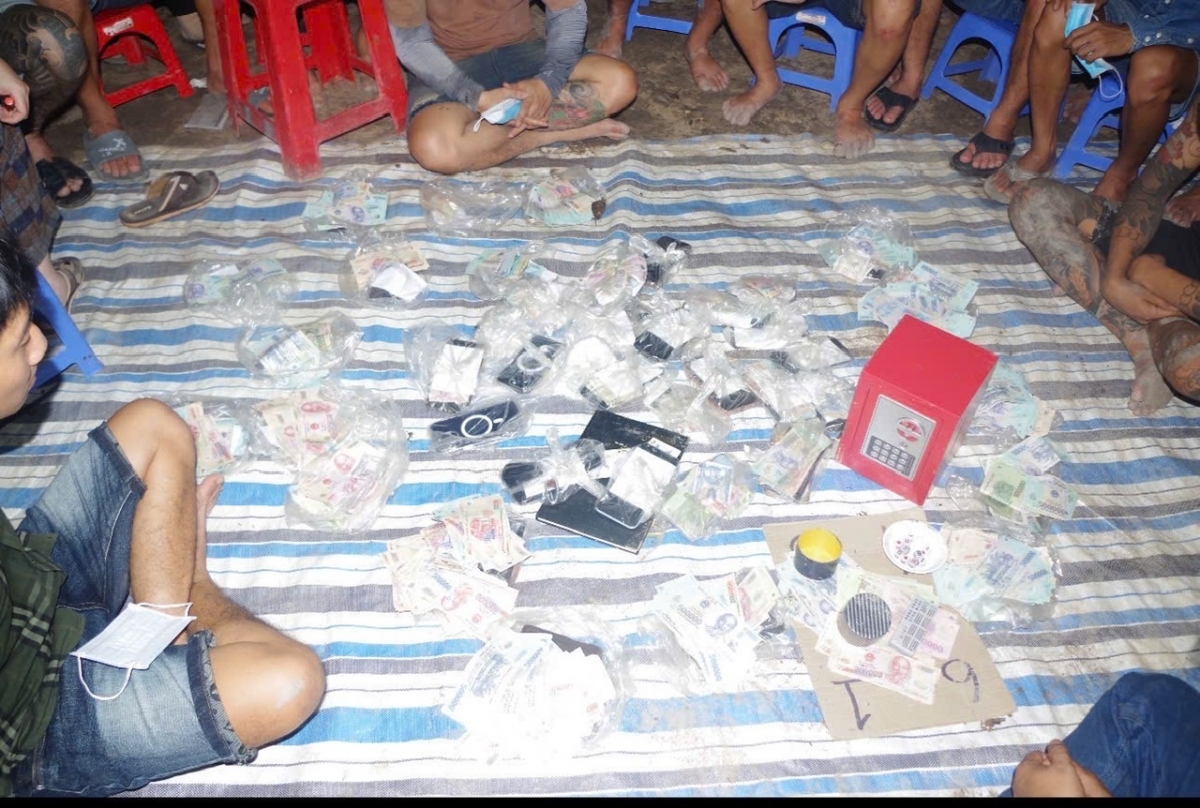 Khi lực lượng công an ập vào, hàng chục người đang say sưa sát phạt, trên chiếu bạc. (Ảnh: Q.A)