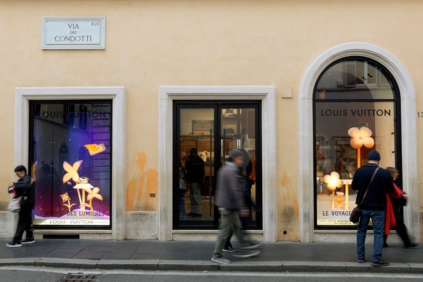 Kho hàng của Louis Vuitton bị cướp tấn công ngay giữa trung tâm thủ đô Rome, Italy. Ảnh: Reuters