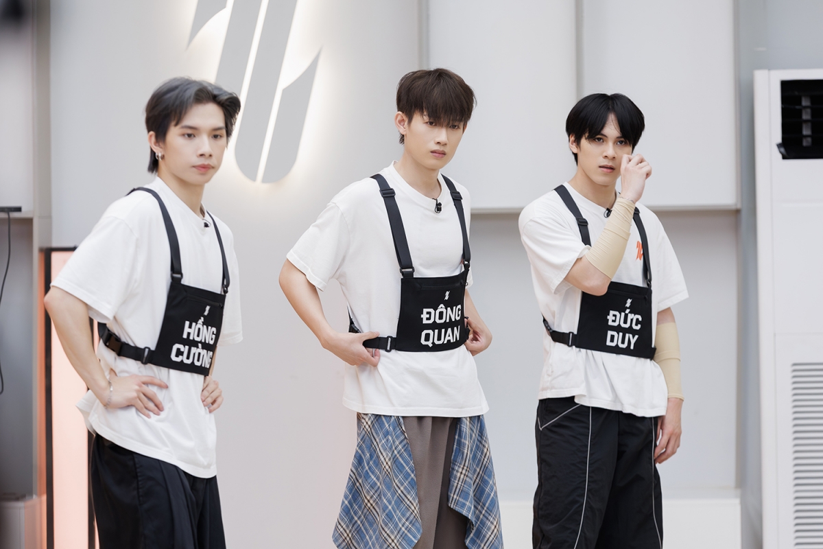 Không khí nặng nề trong những buổi tập khi có đồng đội đang chờ được giải cứu