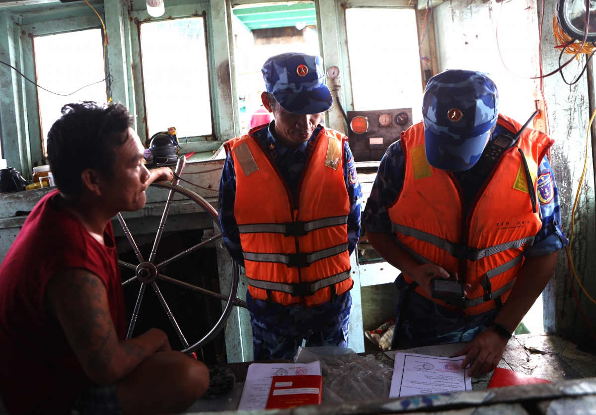 Kiểm tra giấy tờ trên tàu cá của ngư dân.