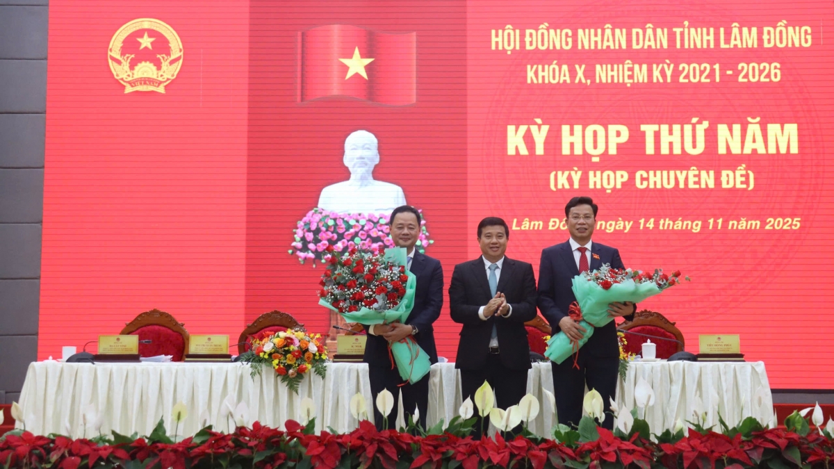 Ông Y Thanh Hà Niê Kđăm, Ủy viên Ban Chấp hành Trung ương Đảng, Bí thư Tỉnh ủy Lâm Đồng (giữa), tặng hoa chức mừng các ông Trần Hồng Thái (bên trái) và Lưu Văn Trung.