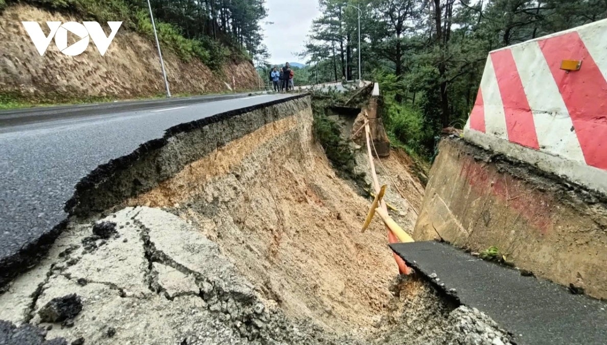 Điểm sạt lở trên đèo Prenn cửa ngõ chính phía Nam kết nối Đà Lạt với sân bay Liên Khương
