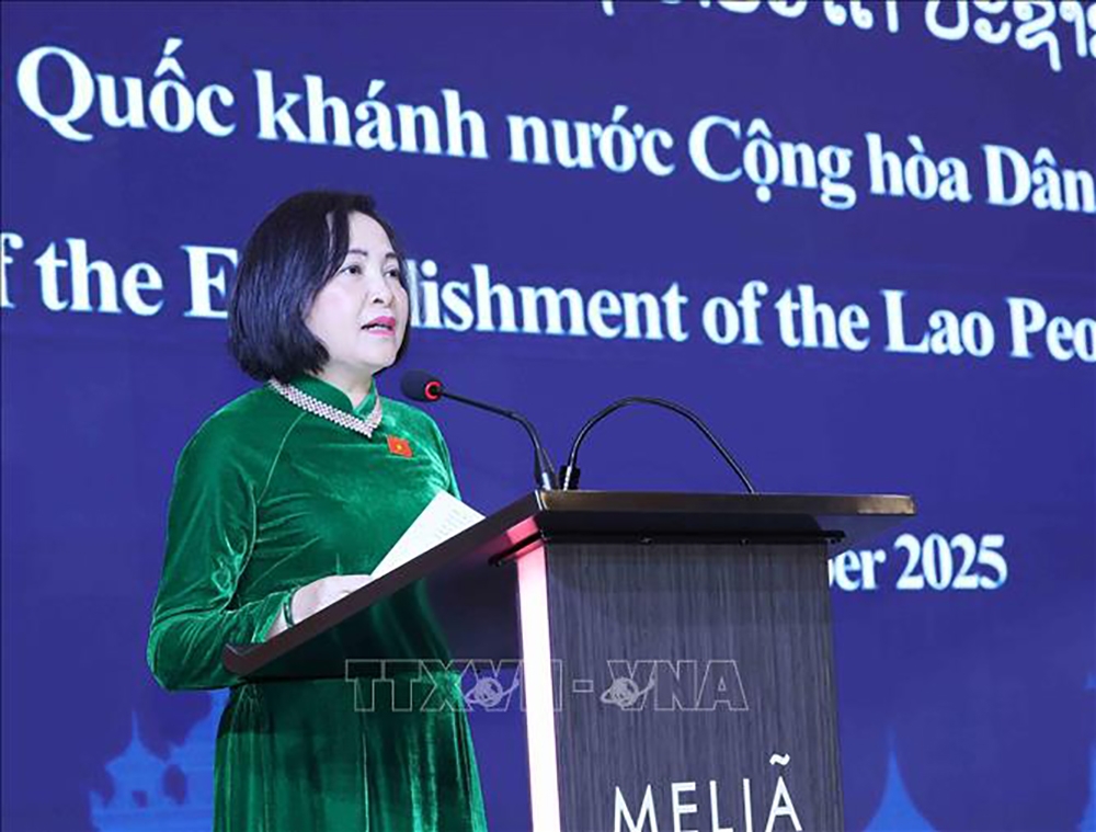 Bà Nguyễn Thị Thanh, Uỷ viên Trung ương Đảng, Phó Chủ tịch Quốc hội phát biểu chúc mừng 50 năm Quốc khánh nước Cộng hoà dân chủ nhân dân Lào. (Ảnh: TTXVN)