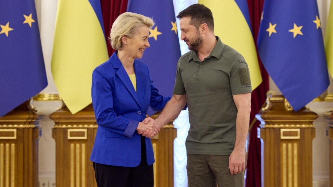 Chủ tịch Ủy ban châu Âu Ursula von der Leyen và Tổng thống Ukraine Volodymyr Zelensky bắt tay nhau tại cuộc gặp ở Kiev ngày 15/9/ 2022. Ảnh: Reuters
