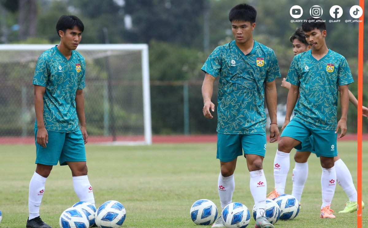 Các cầu thủ Lào tập luyện trước trận đấu. (Ảnh: LFF). 