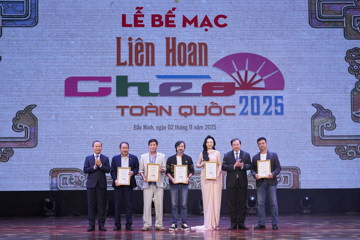 Thứ trưởng Bộ VHTT&amp;DL Tạ Quang Đông trao giải cho các tác giả