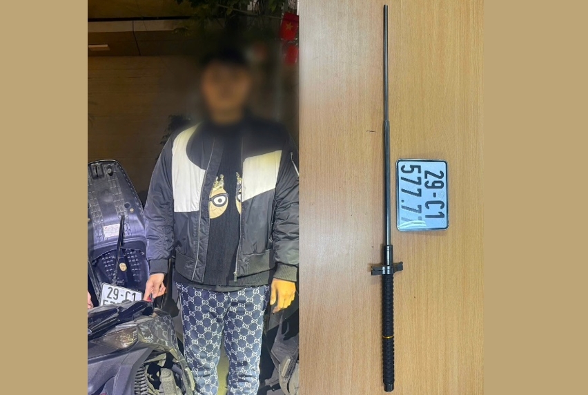 Đối tượng đeo biển giả và gậy ba khúc bị lực lượng 141 thu giữ