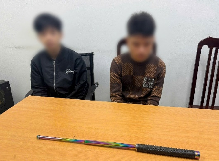 Các đối tượng mang theo gậy ba khúc kim loại khi tham gia giao thông và bị bắt giữ