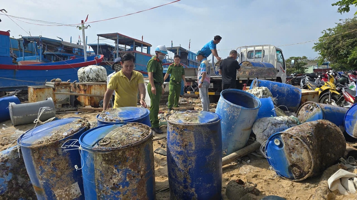 Lực lượng chức năng ở đảo Phú Quý thu gom thùng phi 