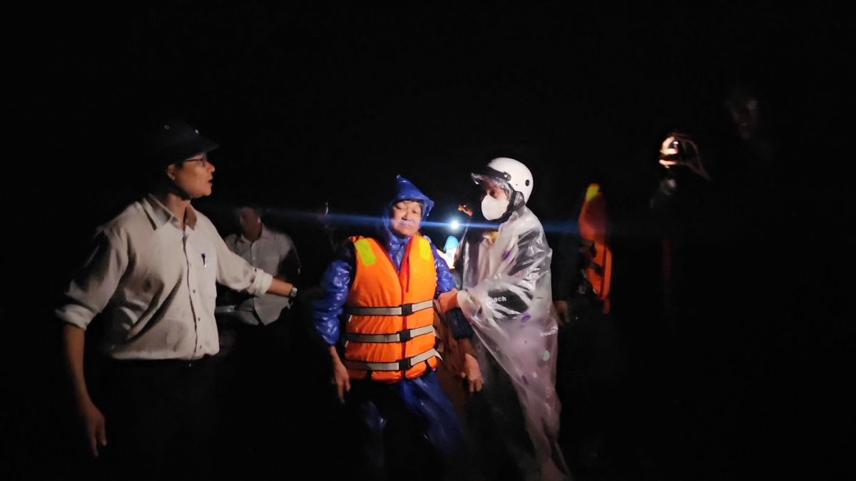 Lực lượng chức năng xã Krông Bông hỗ trợ người dân ra khỏi vùng ngập