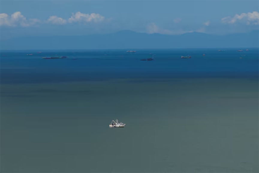 Hình ảnh chụp từ máy bay không người lái cho thấy một chiếc thuyền đánh cá neo đậu ở Vịnh Paria và bờ biển Venezuela ở phía sau. Ảnh minh họa: Reuters.