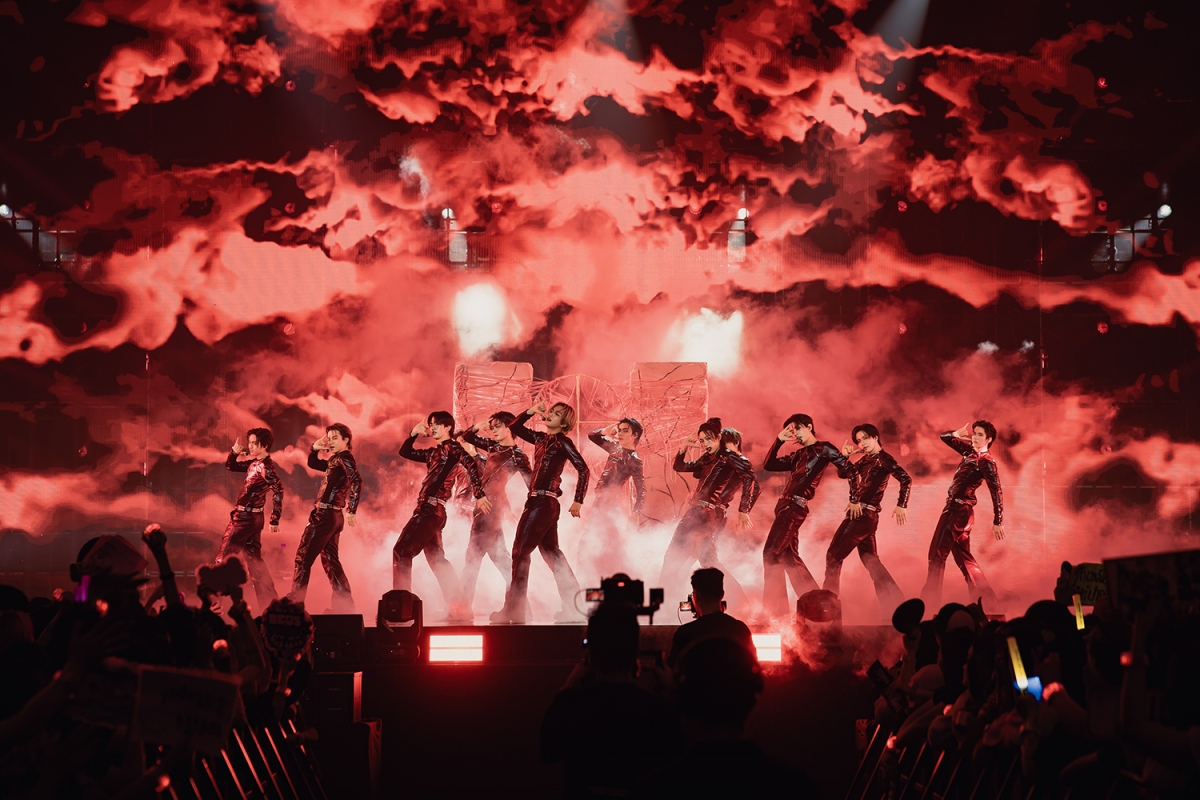 Màn trình diễn đồng đều và chuyên nghiệp của BUS đã khẳng định đẳng cấp của 1 nhóm nhạc hàng đầu Thái Lan