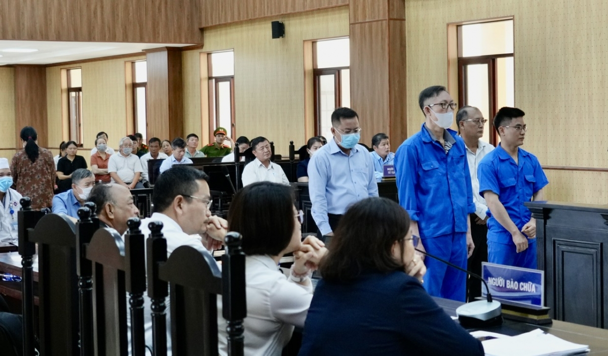 Các bị cáo (đứng) tại phiên toà ngày 27/11