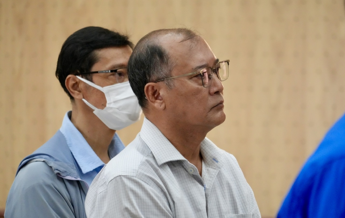 Ông Phạm Minh An (áo trắng), nguyên Giám đốc Sở Y tế tỉnh Bà Rịa - Vũng Tàu cũ