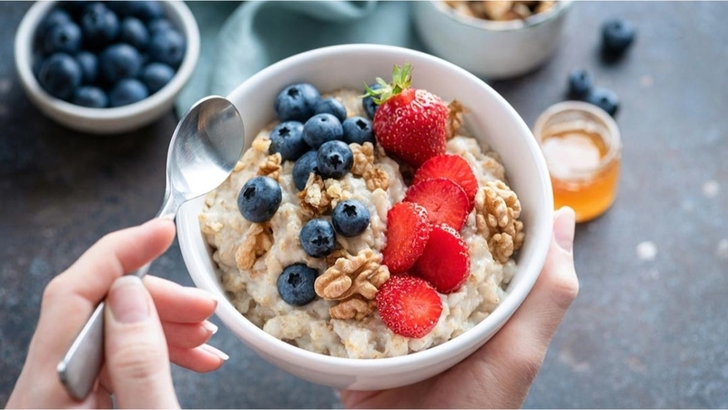 Chế độ dinh dưỡng đóng vai trò quyết định, giúp giảm cholesterol, bảo vệ tim mạch và hạn chế nguy cơ biến chứng