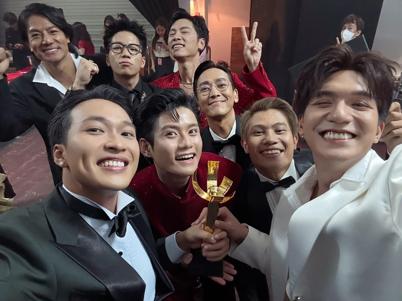 Ê-kíp phim "Mưa đỏ" ăn mừng chiến thắng giải Bông Sen Vàng với thông điệp đầy xúc động "Tất cả chúng ta đã làm được".