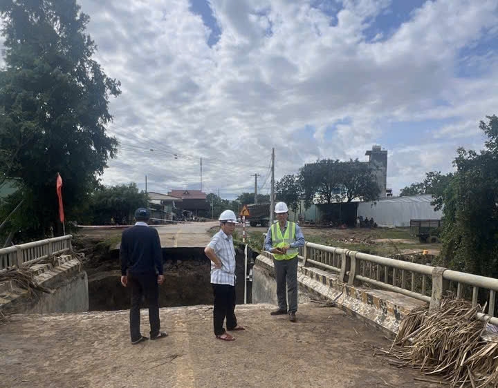 Lãnh đạo Khu Quản lý đường bộ III (Cục Đường bộ Việt Nam), kiểm tra hiện trường để chỉ đạo khắc phục cầu Đắk Pờ Tó.