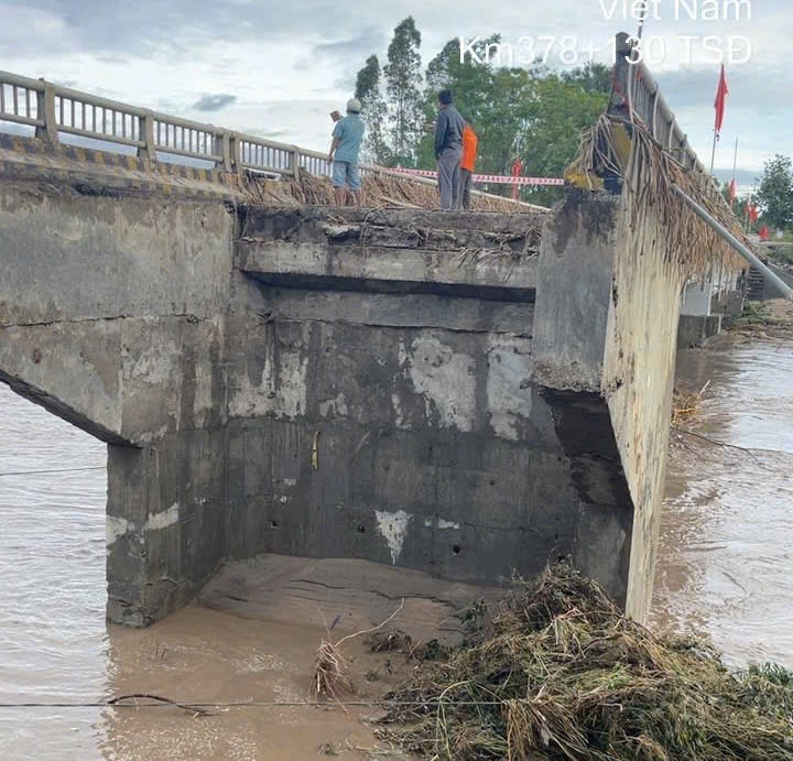 Sau khi cầu Đắk Pờ Tó trên đường Trường Sơn Đông bị cuốn trôi, để đi lại, người dân buộc phải đi vòng rất xa.