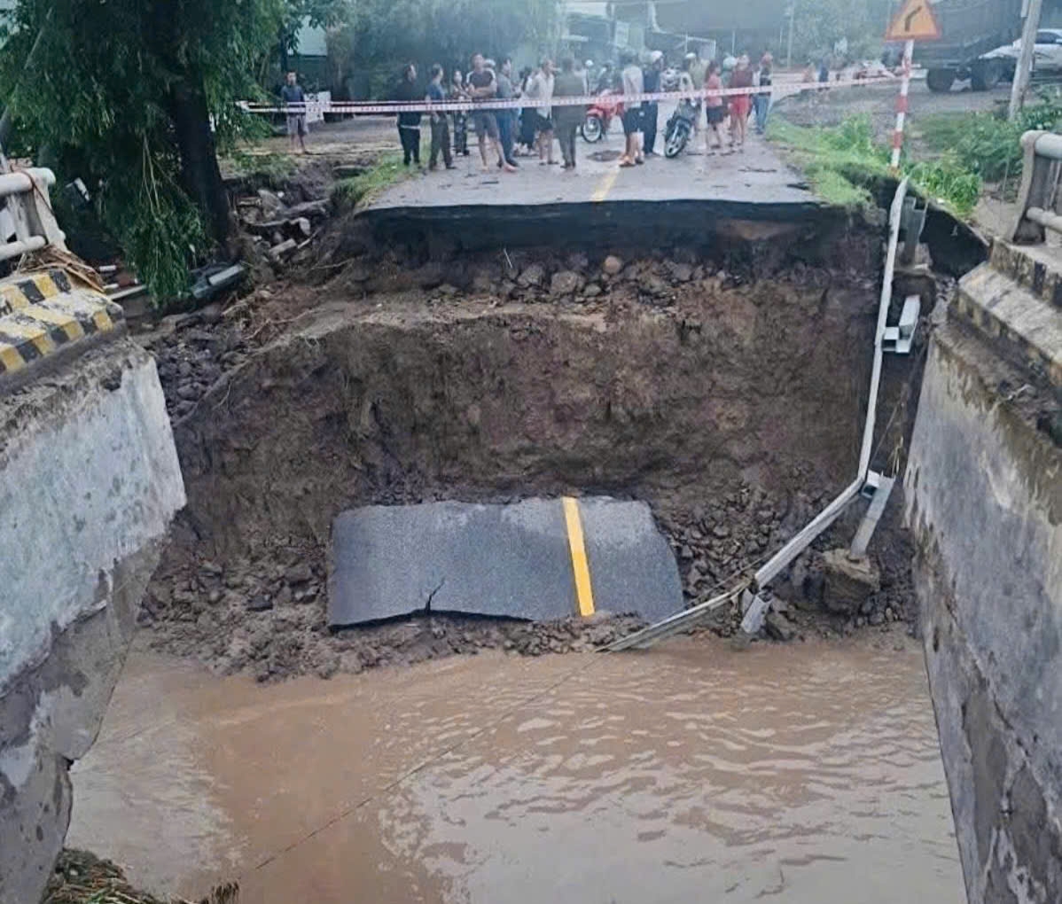 Cầu Đắk Pờ Tó trên đường Trường Sơn Đông bị cuốn trôi, giao thông chia cắt