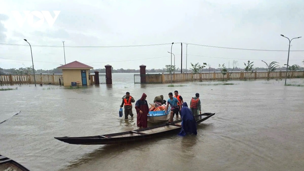 Huế thiệt hại lớn do mưa lũ.