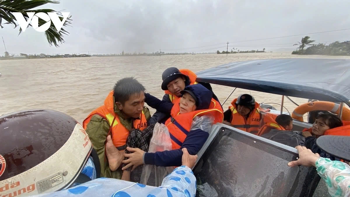 Lực lượng chức năng Đắk Lắk đã tiếp cận và di dời dân ở xã Hoà Thịnh, là một trong những vùng ngập nặng nhất tỉnh đợt này.