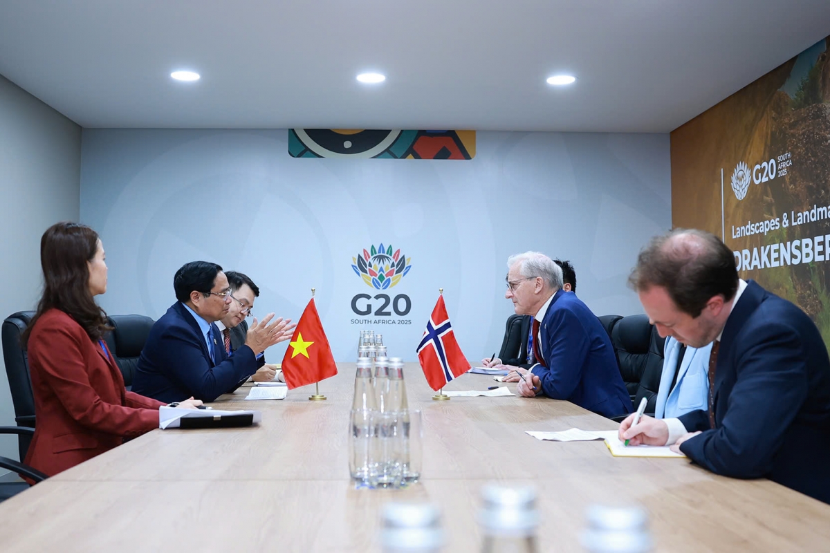 Thủ tướng Phạm Minh Chính gặp Thủ tướng Na Uy Jonas Gahr Store. Nguồn: Báo Chính phủ