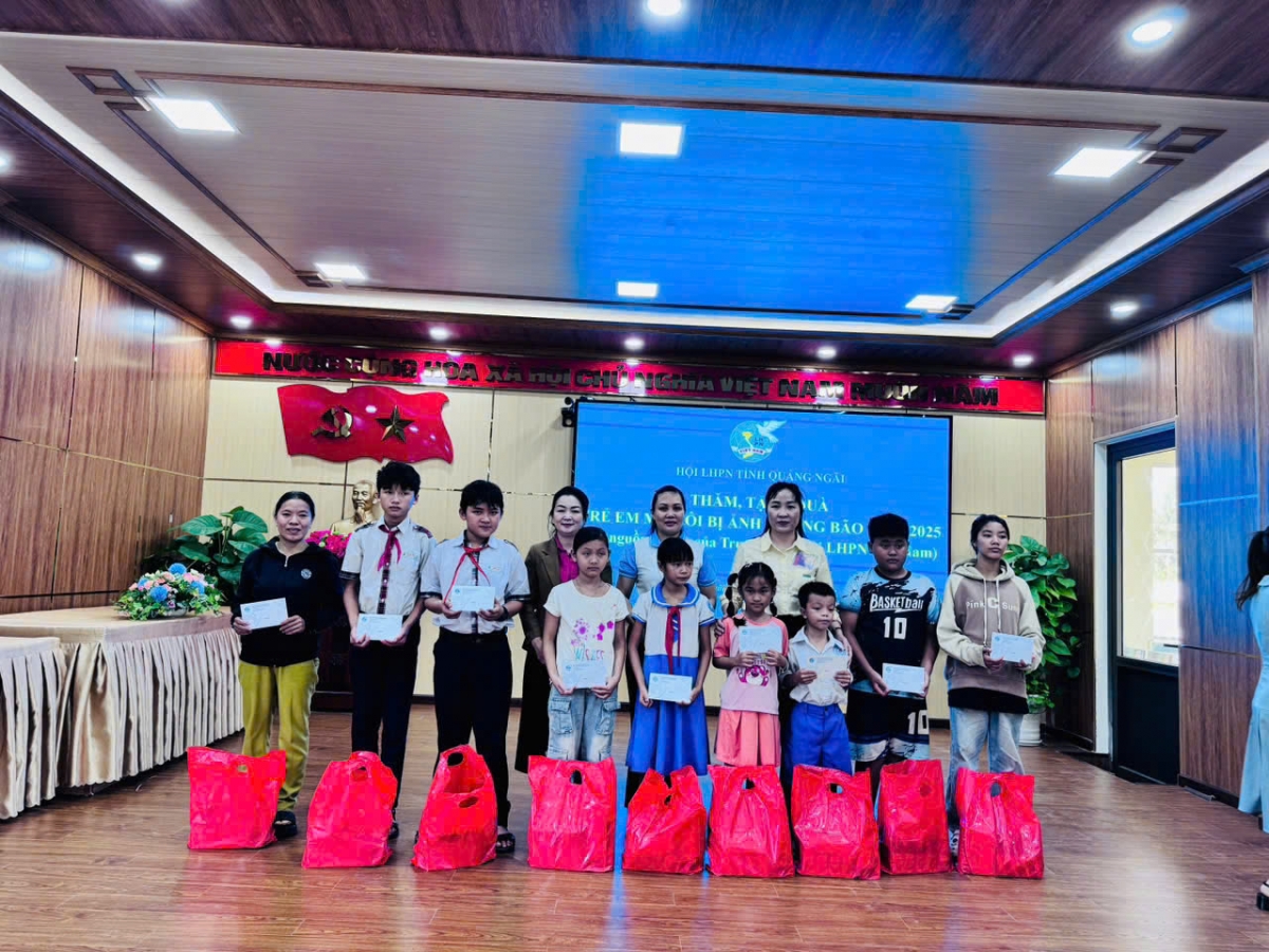 Nestlé Việt Nam ủng hộ gần 1.000 phần quà cho các gia đình hội viên có hoàn cảnh khó khăn bởi bão lũ thông qua Hội Liên hiệp Phụ nữ Việt Nam