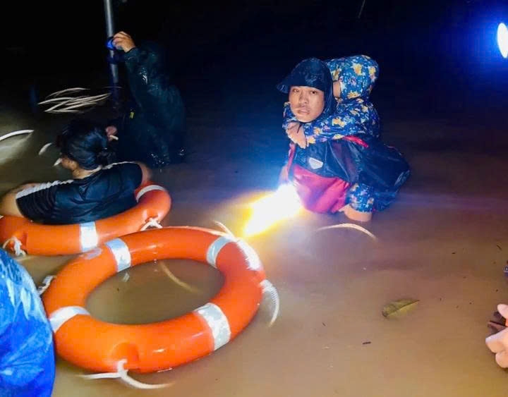 Công an xã cứu người mắc kẹt trong vùng nước lũ