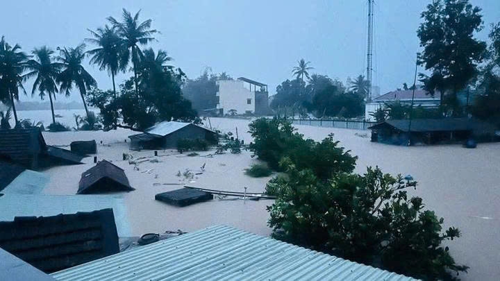 Ngập mái nhà tại xã Đồng Xuân