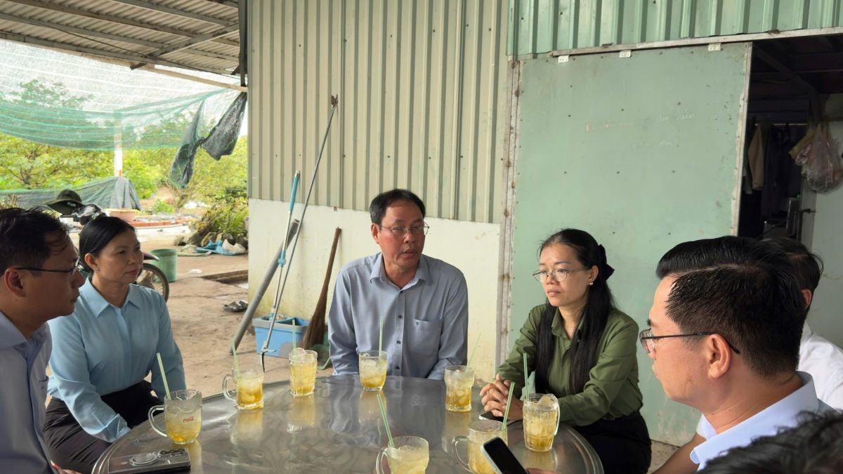 Chủ tịch Hội Nông dân TP.HCM Nguyễn Thành Trung thăm hỏi, chia sẻ khó khăn với các hội viên nông dân và thành viên Hợp tác xã mai vàng Bình Lợi bị ảnh hưởng triều cường kết hợp mưa lớn gây ngập úng