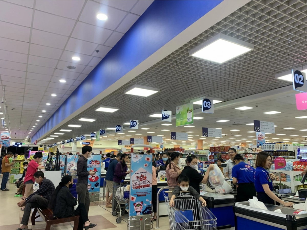 Người dân miền Trung chọn mua sắm hàng hóa tại Co.opmart vì nguồn hàng dồi dào, giá bình ổn, luôn sẵn sàng phục vụ